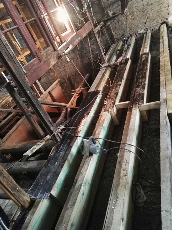 木結(jié)構(gòu)文物保護(hù)建筑采用了我公司的碳纖維布加固系統(tǒng)進(jìn)行修復(fù)