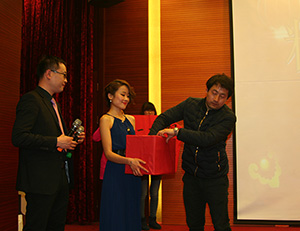 開心的抽獎環(huán)節(jié)