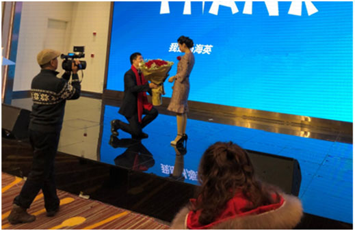 浙江小微企業(yè)商會(huì)會(huì)長(zhǎng)朱建紅先生向南京牛商會(huì)長(zhǎng)馬海英女士求婚現(xiàn)場(chǎng)