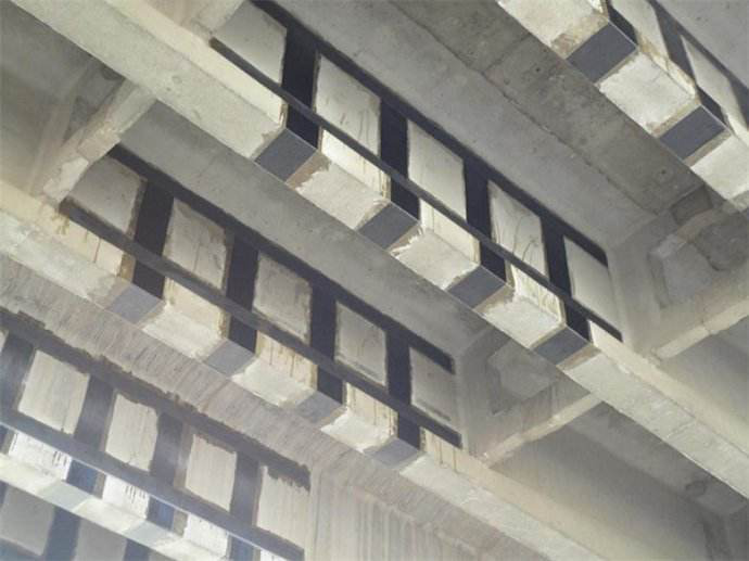 哇！這就是傳說中的碳纖維布加固壓條！