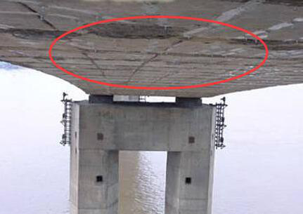 橋梁出現裂縫，亟待修補加固！