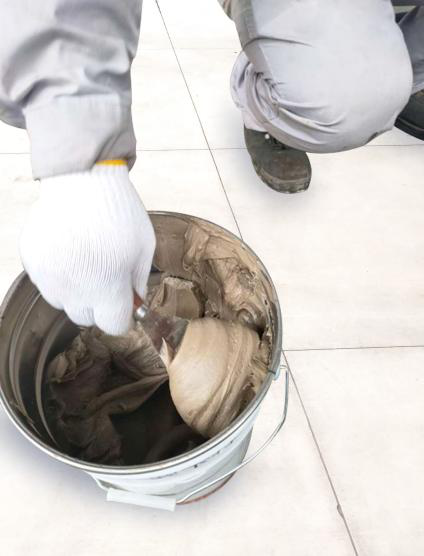 第二步，把A、B組份的膠按照重量比