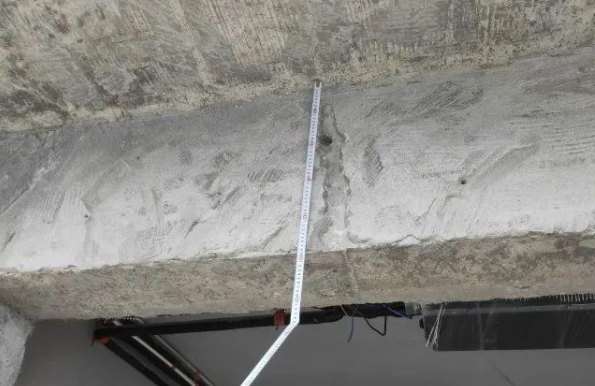 粘鋼加固｜泰州某小區某用戶剛買房子竟發現有大裂縫！